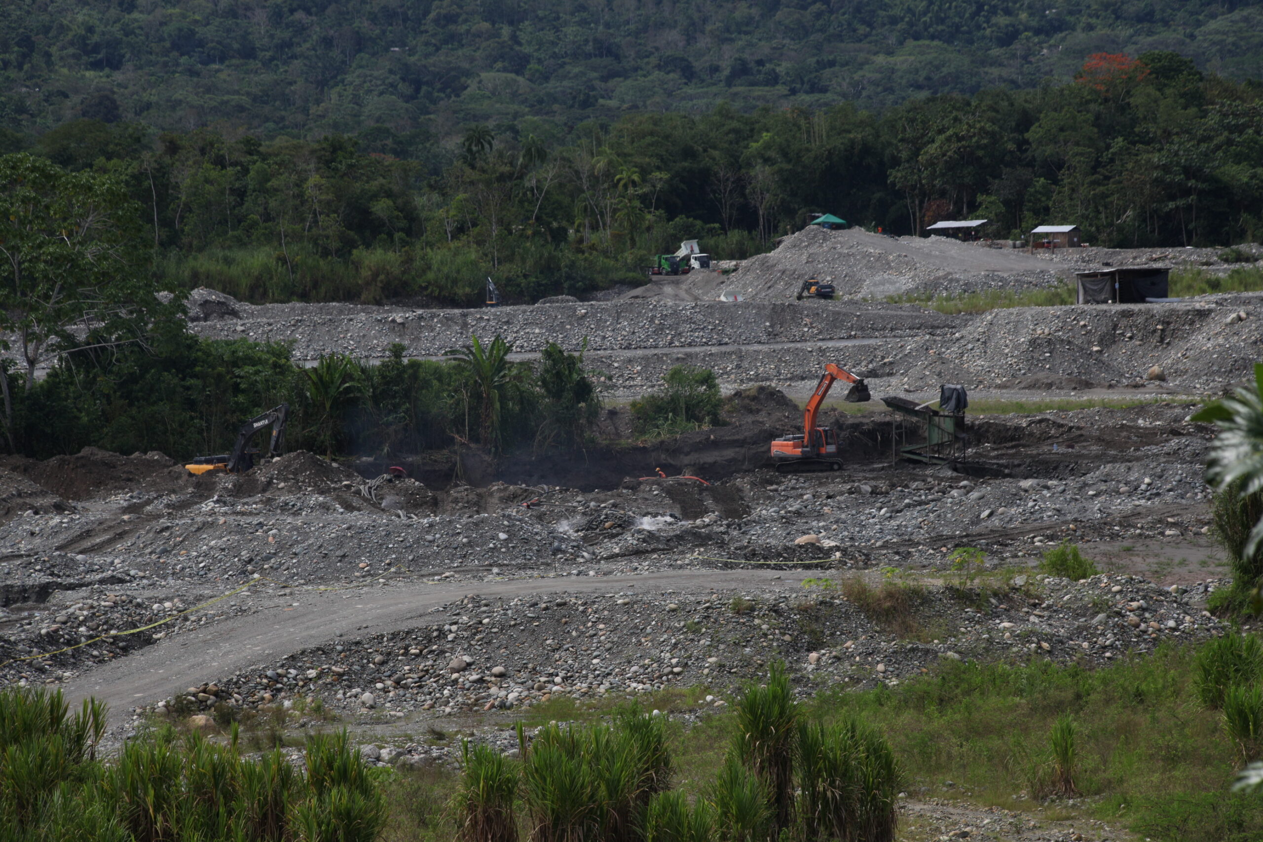 la huella de la expansión minera en la Amazonía de Ecuador se asemeja a un gran desierto que le gana terreno al bosque y que avanza rodeando a decenas de santuarios naturales y territorios indígenas. Foto: Armando Lara
