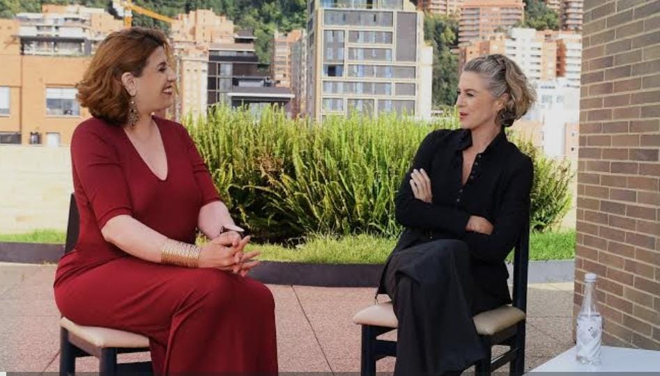 Margarita Rosa de Francisco: te hablo como a una de mis más apreciadas interlocutoras desde la diferencia. Te escribo estas líneas porque, aunque mi afecto por ti permanece intacto, mi deber ético me obliga a confrontar tu defensa al modelo de gobierno actual desde la honestidad intelectual. En esta columna, analizo cómo la verdad oficial se estrella contra la realidad de los enfermos y por qué el caso de Kevin representa el fracaso de un relato que revictimiza a las familias más vulnerables. Exploro la incoherencia de un gasto público que prioriza excentricidades mientras la parálisis administrativa asfixia el acceso a medicamentos vitales de todas las personas. Es una invitación a recuperar la compasión y la gestión técnica por encima de la doctrina, porque cuando la ideología se antepone al derecho a la vida, el resultado es una negligencia absoluta.