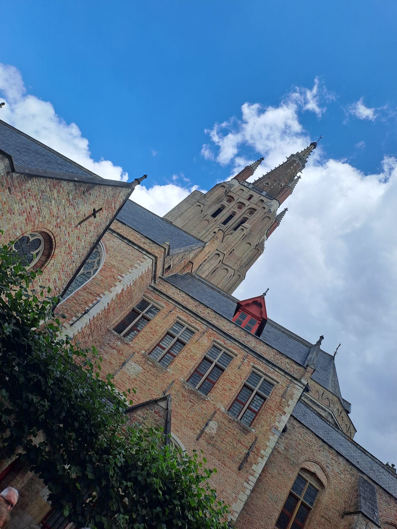 MAPY por el MUNDO… HOY: BRUJAS en un clásico SÁBADO…