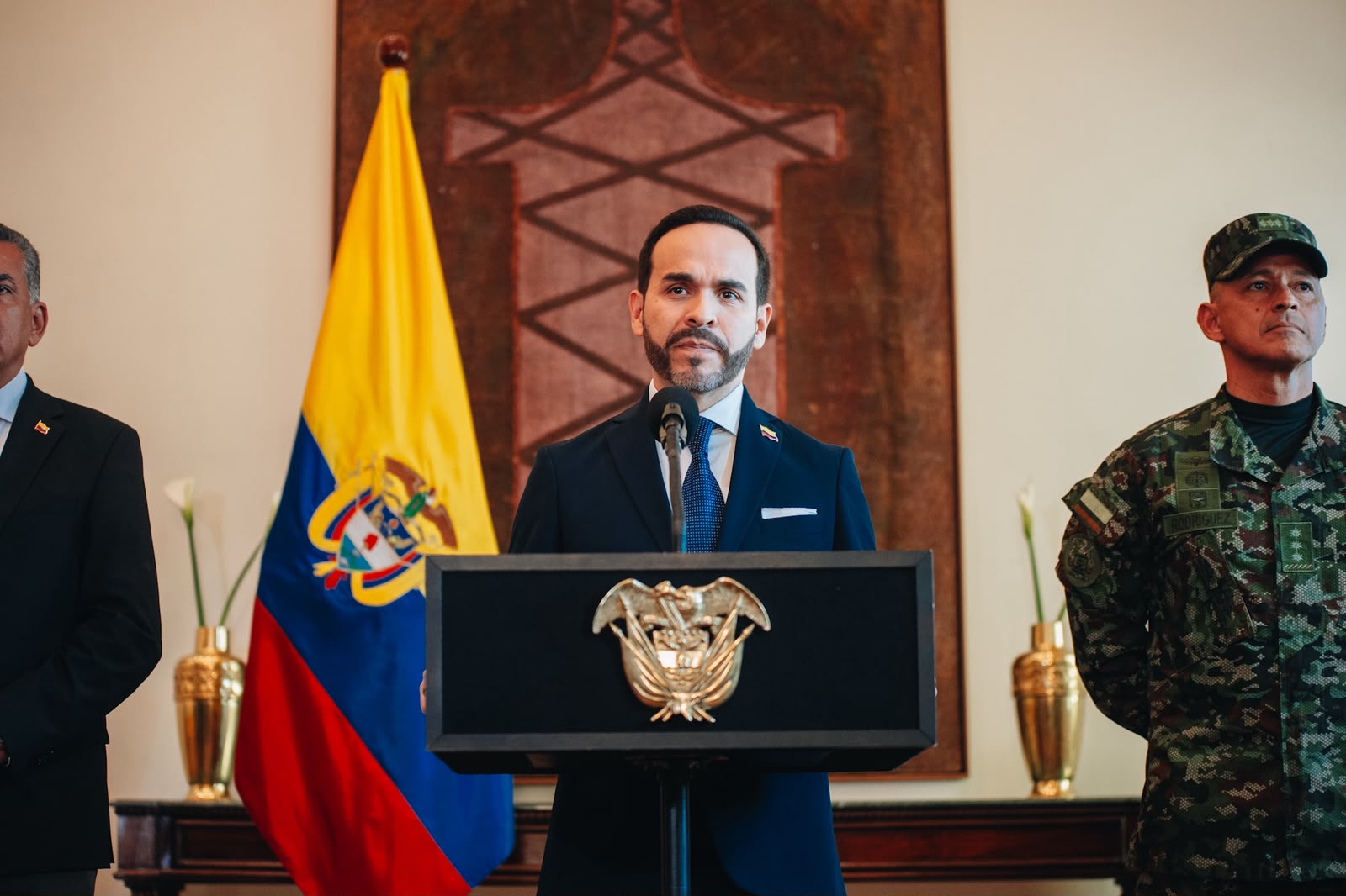 Presidente De La Espriella, menos espectáculo y más resultados